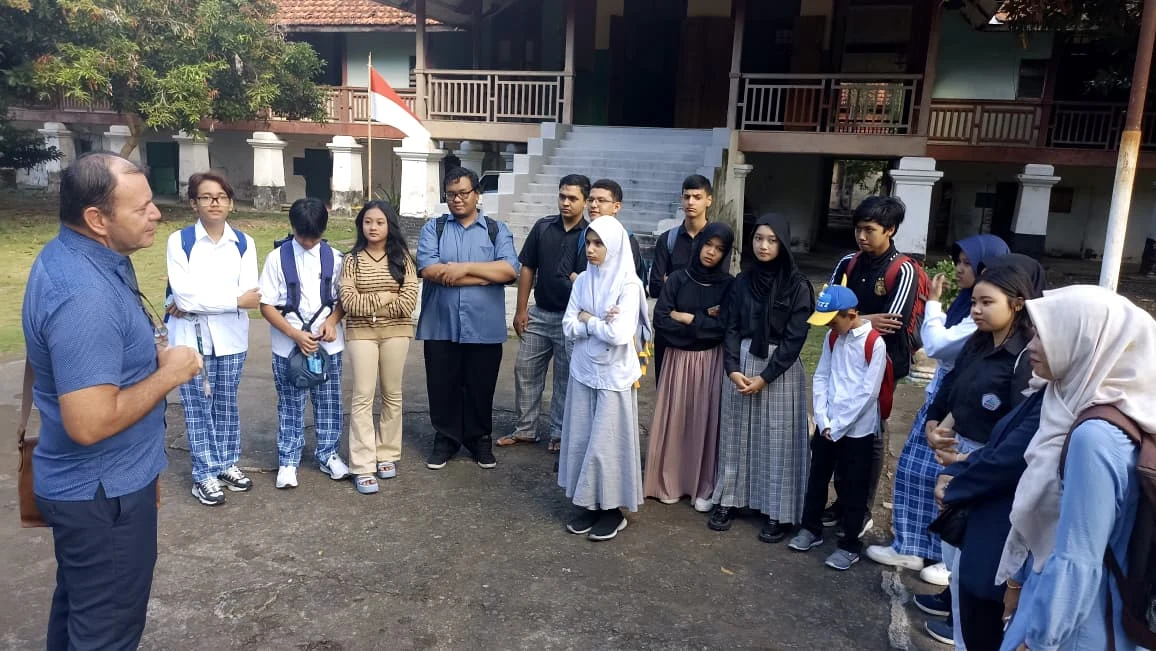 Outdoor Learning Activity: International Tourism Insights for Indonesia's Young Generation with James Beer
